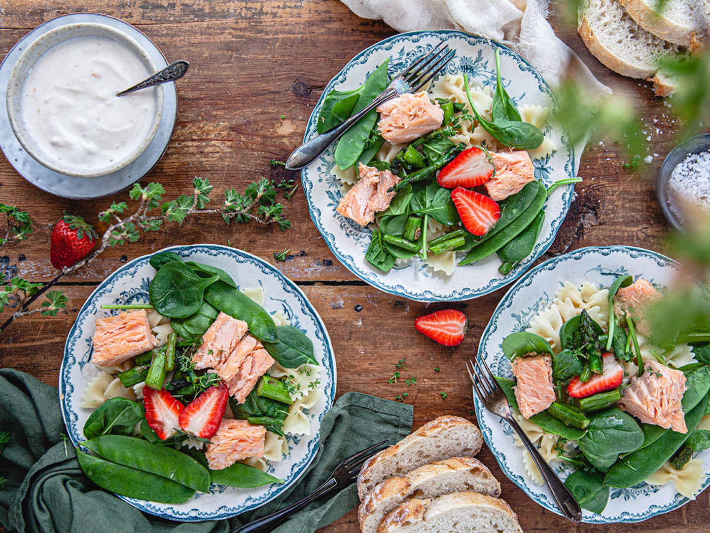 Pastasallad med rökt lax i tre djupa tallrikar
