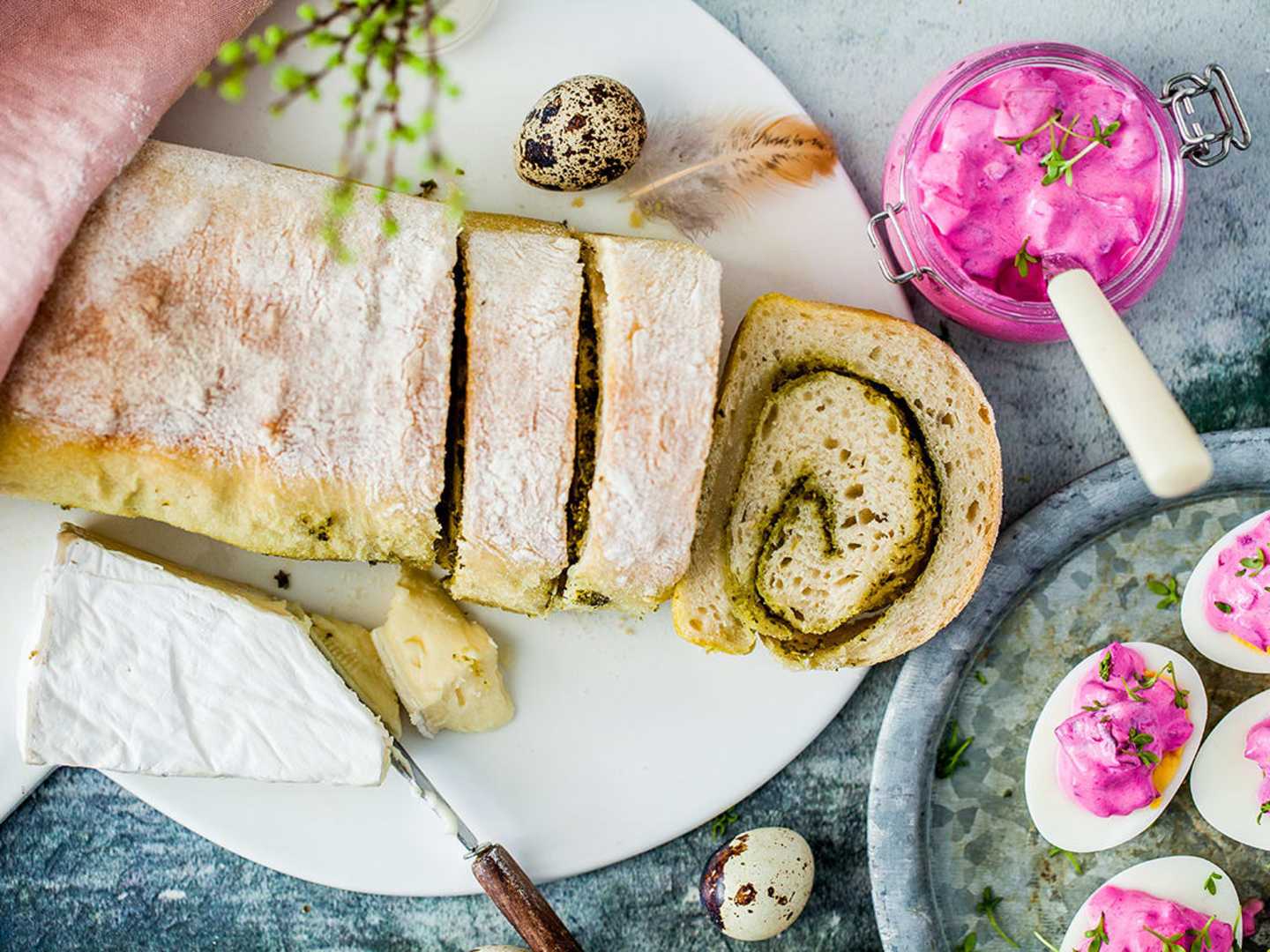 Bröd med pestofyllning