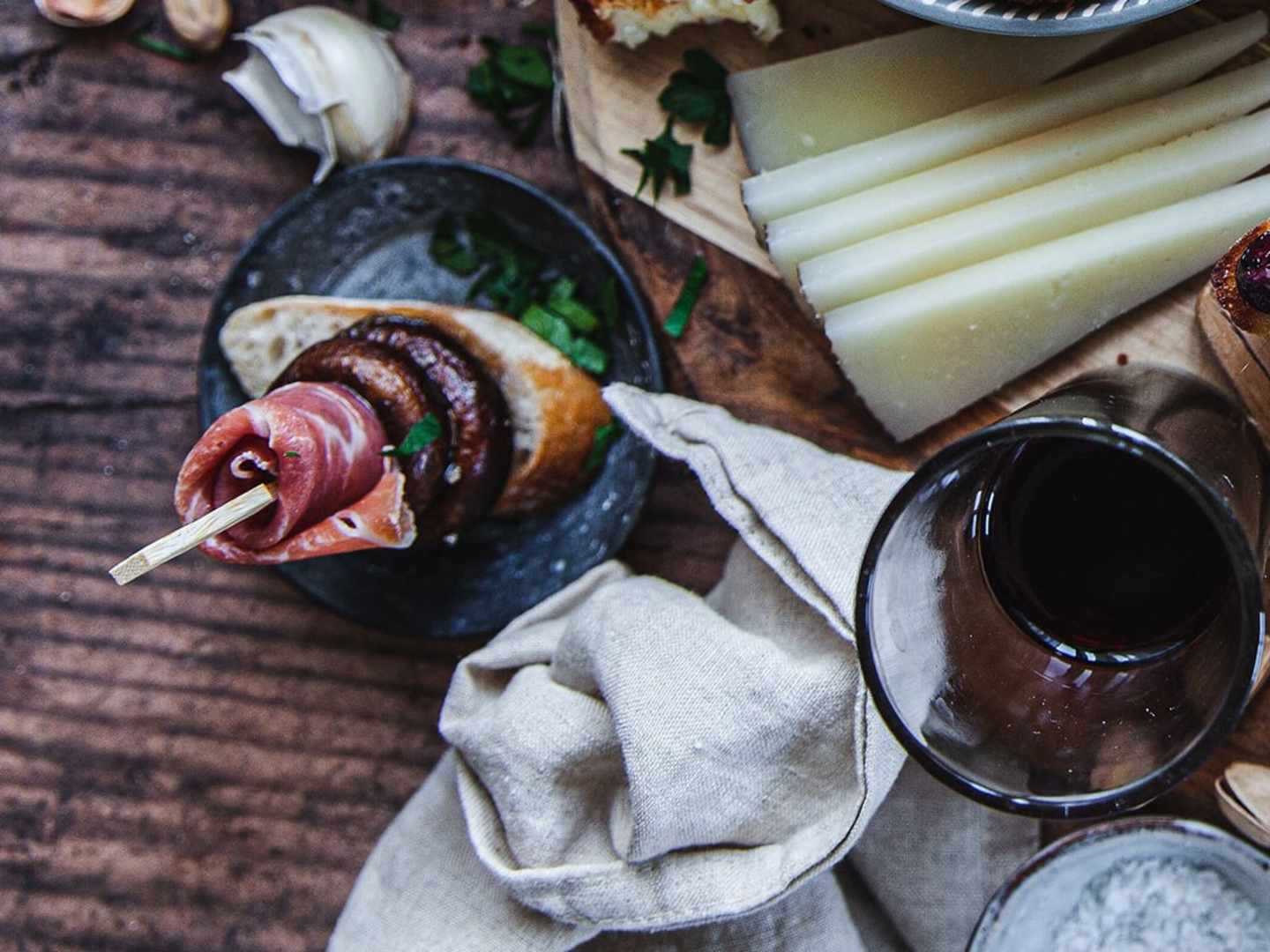 Spanska pinchos - spett med vitlöksfrästa champinjoner