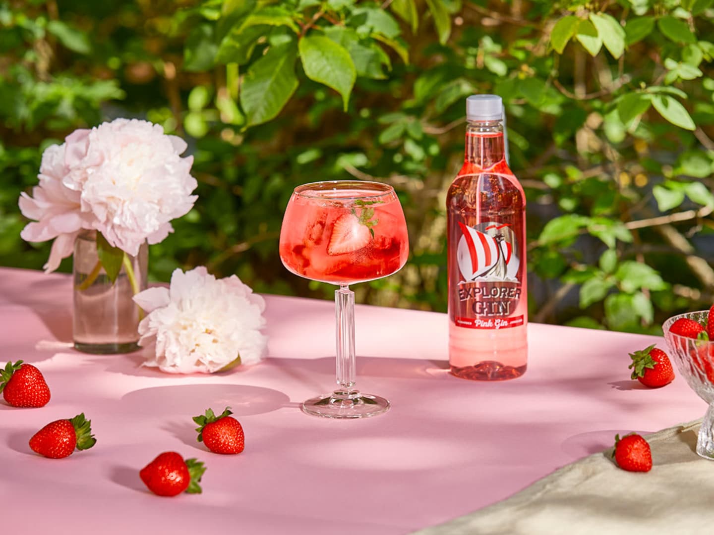 Pink Gin & Tonic på bord utomhus