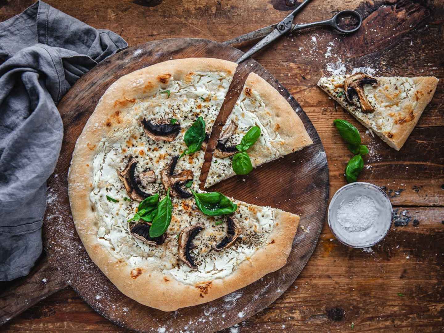 Vit pizza på ett fat 