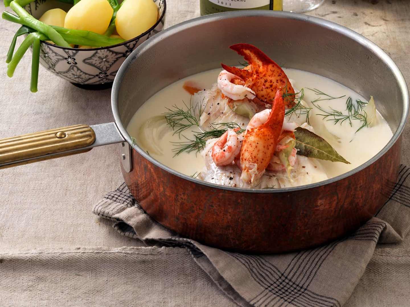 Pocherad vit fisk med vitvinssås och skaldjur