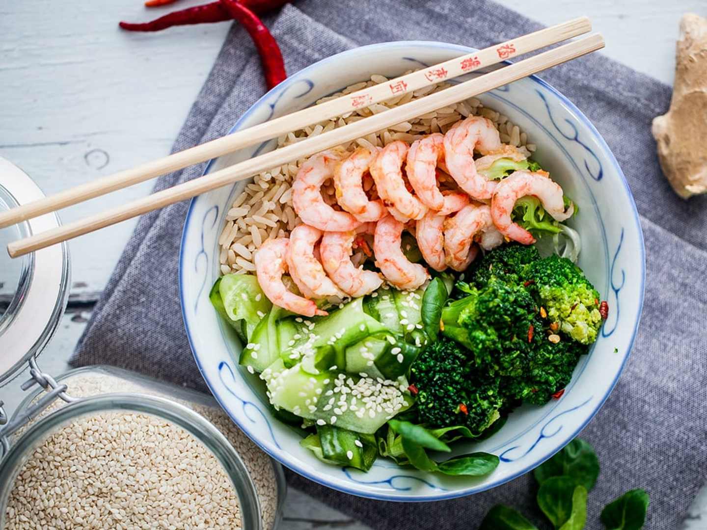 Poké bowl med räkor och grönsaker