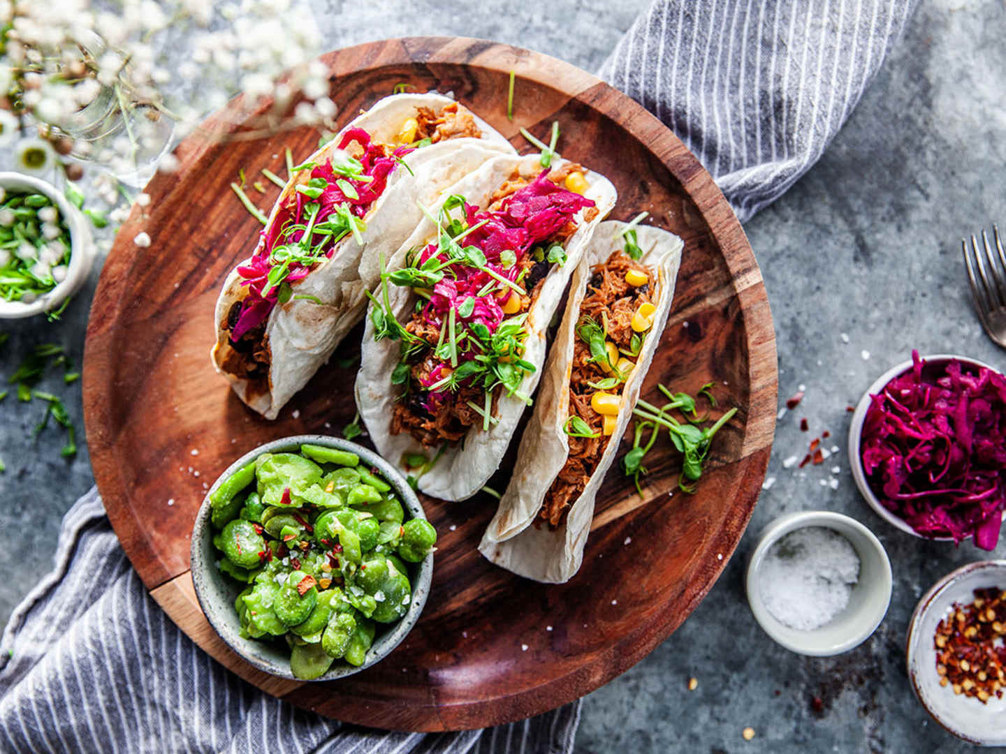 Pulled pork med chilistekta bondbönor och syrad rödkål