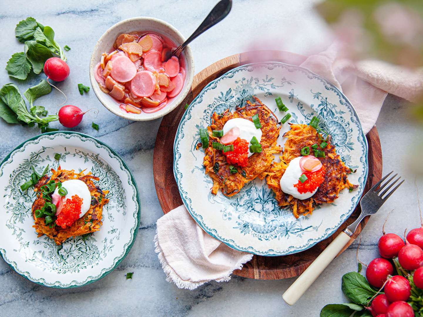 Rårakor av sötpotatis med picklad rabarber och rädisa