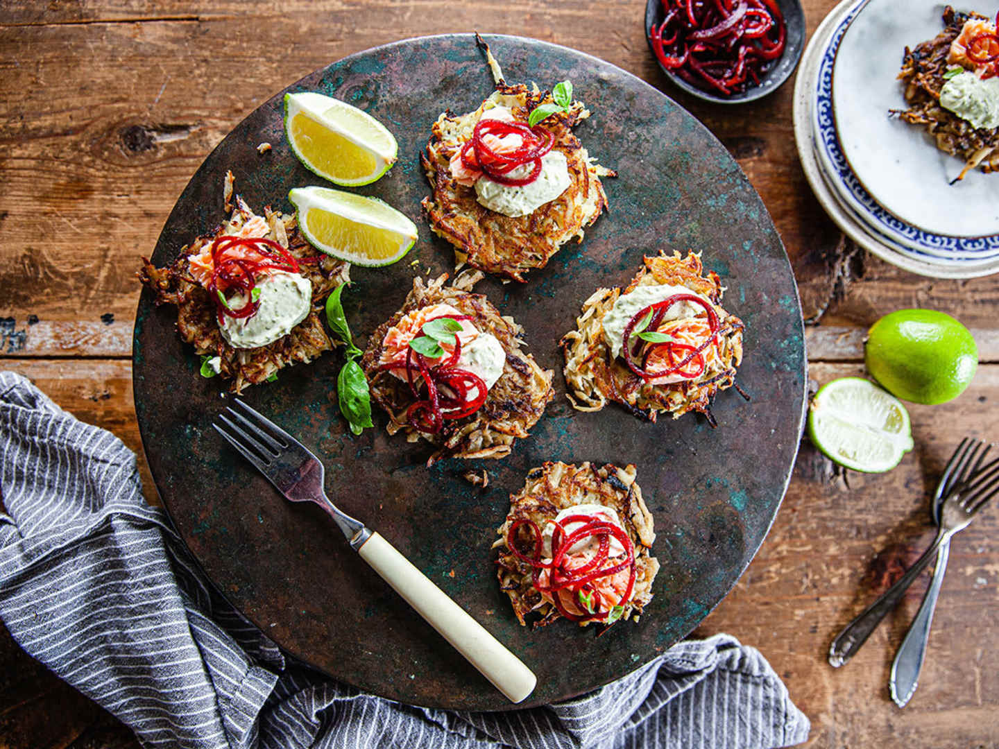 Rårakor med palsternacka, varmrökt lax och picklade rödbetor