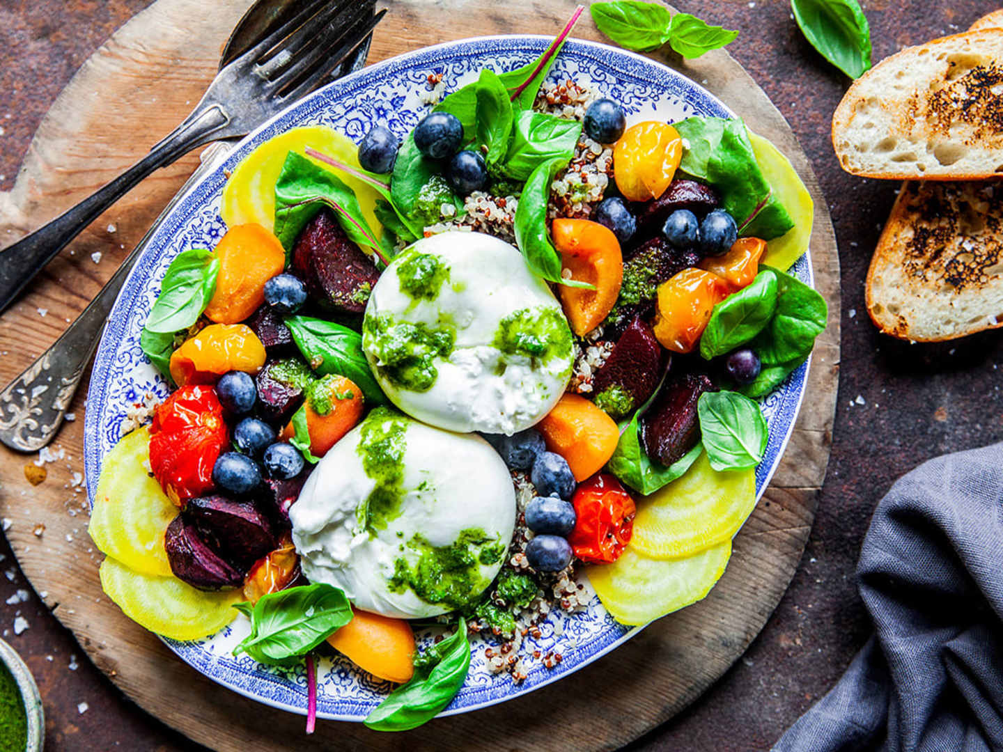 Regnbågssallad med burrata och basilikaolja