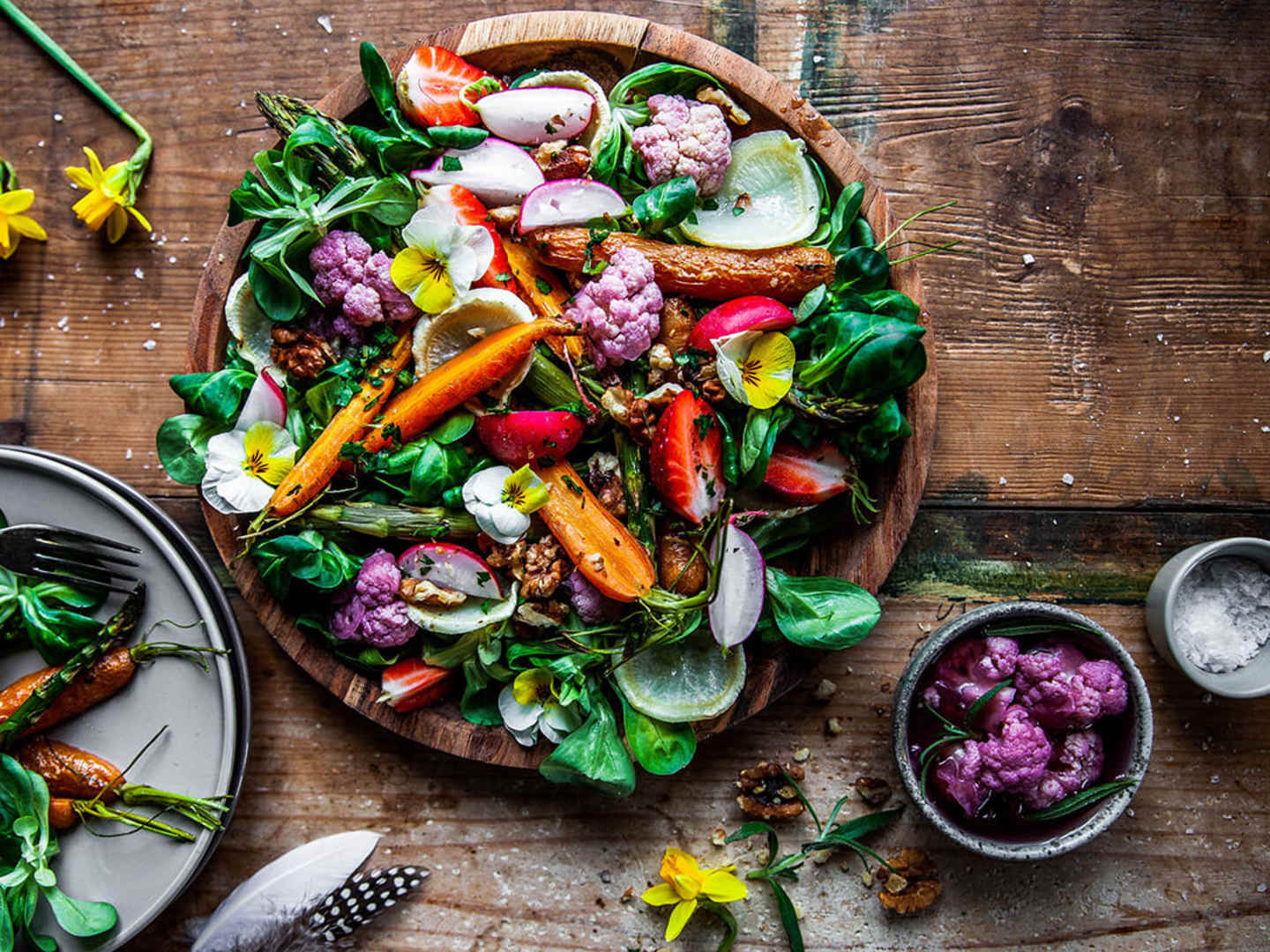Regnbågssallad med picklad blomkål
