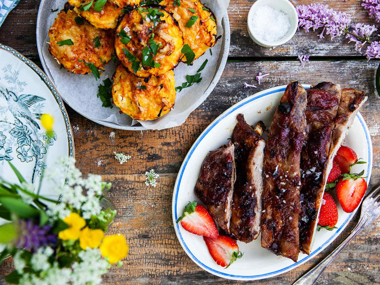 Rabarber- och jordgubbsglacerade revbensspjäll med rotfruktskakor