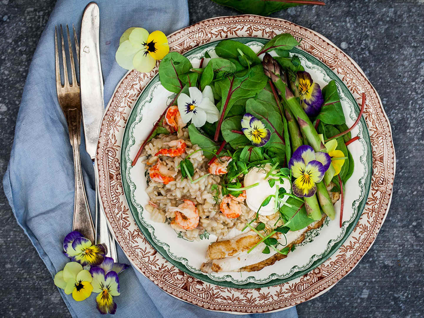 Krämig risotto med kräftstjärtar, stekt färsk fisk och aioli