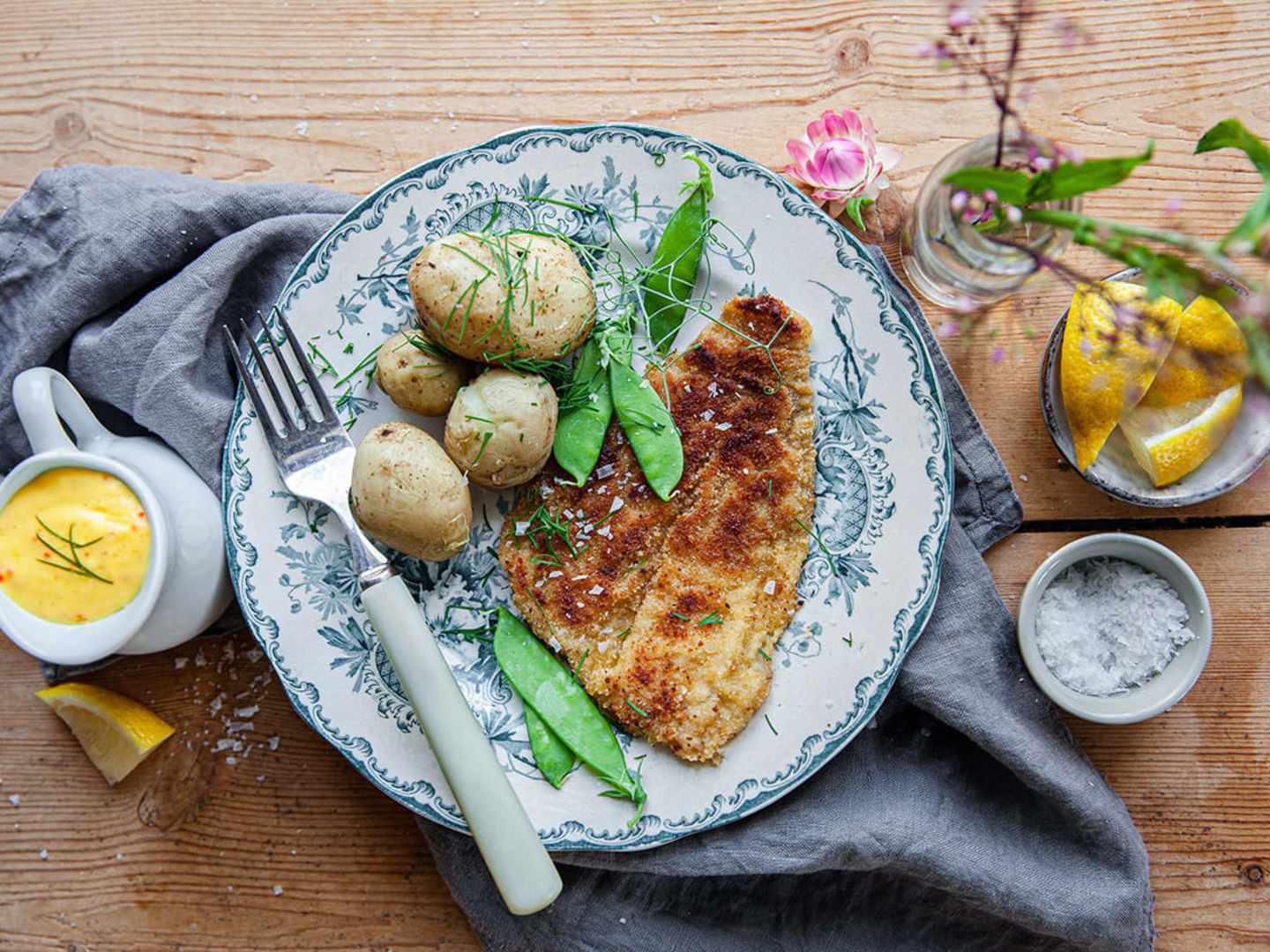 Panerad rödspätta med citronsås och sommarprimörer