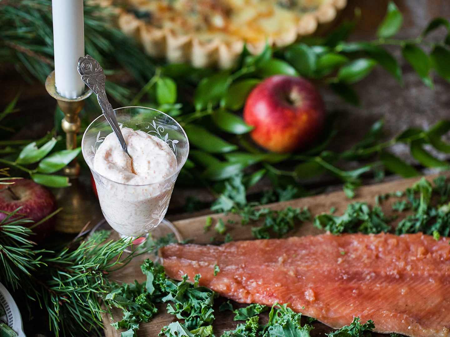 Rökt lax på grillen med romsås