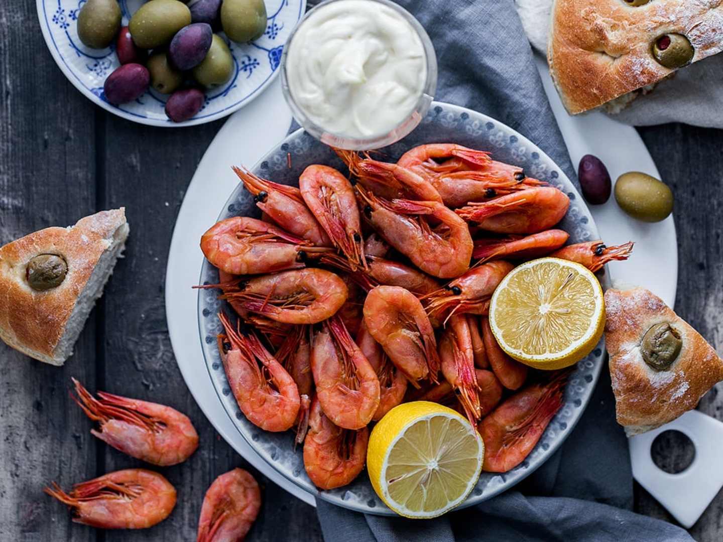 Rökta räkor med whiskyaioli och nybakad focaccia