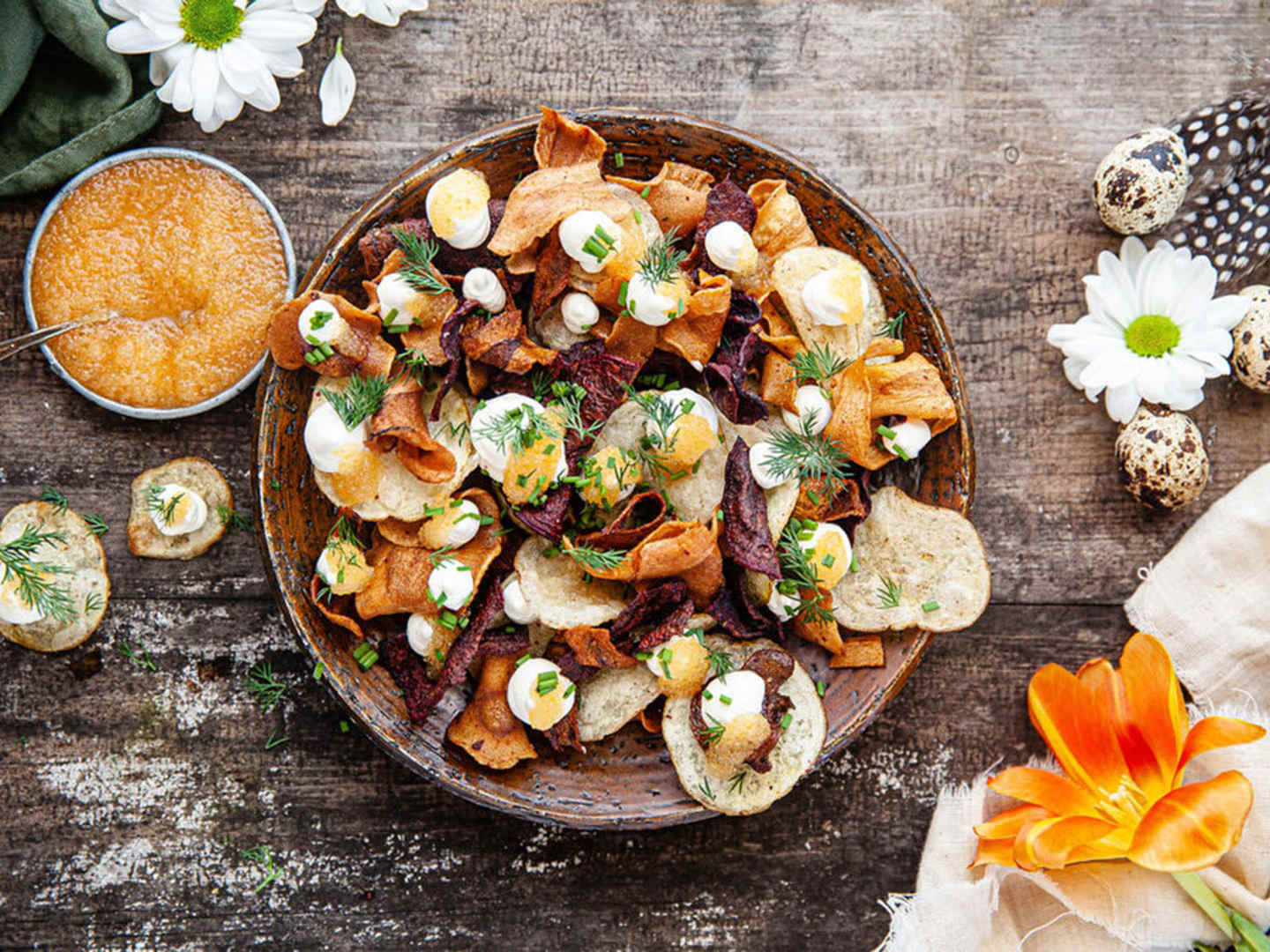 En tallrik med rotfruktschips och topping 