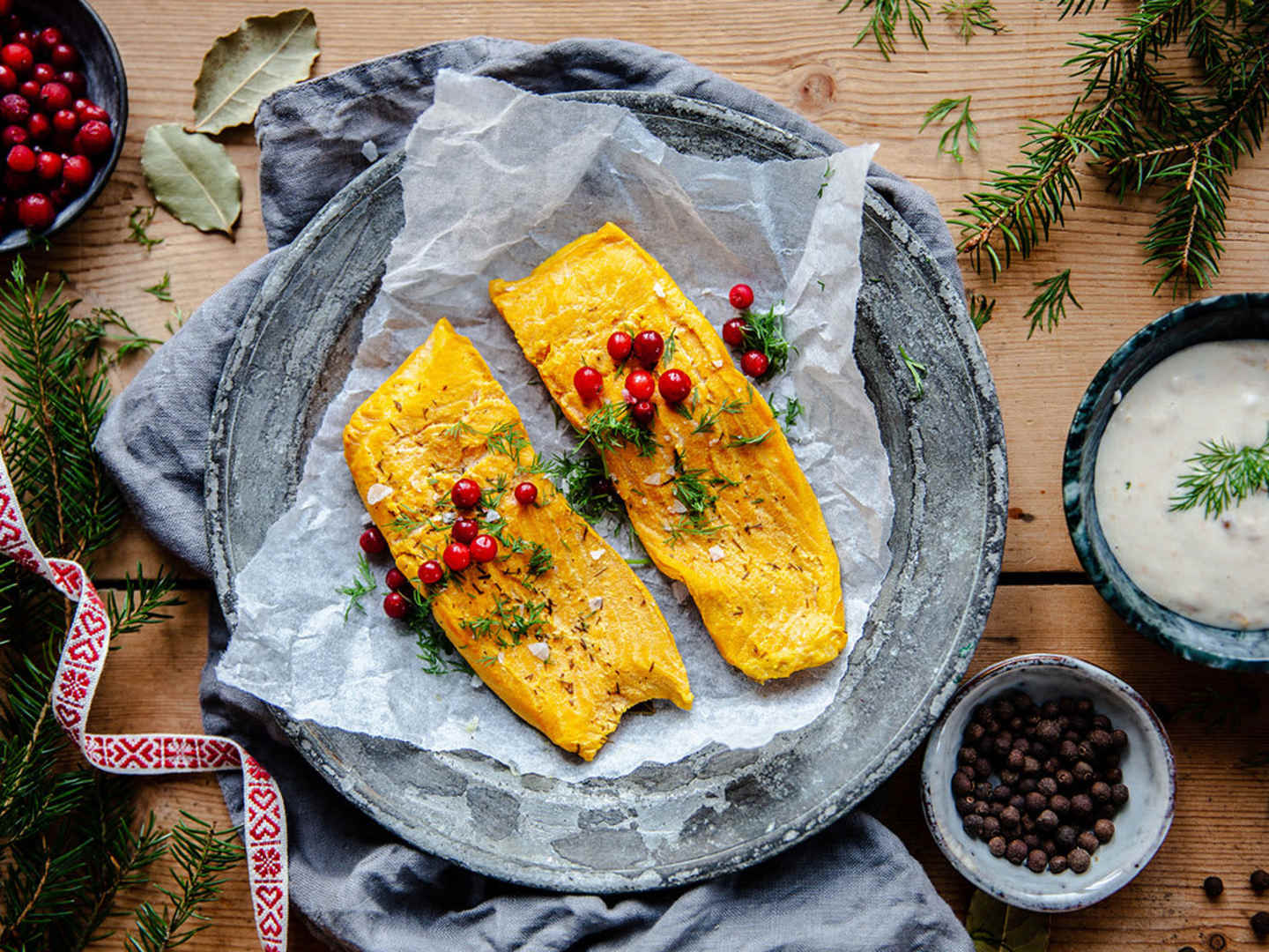 Inkokt lax med saffran och hjortronsås