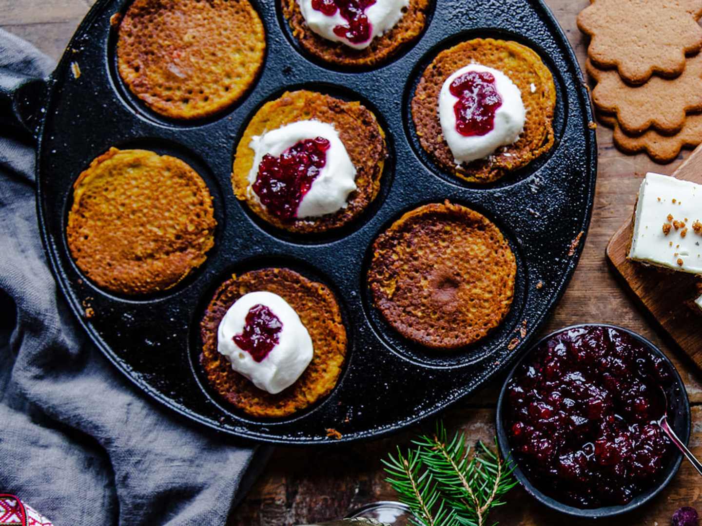 Saffransplättar med lättvispad grädde och tranbärssylt