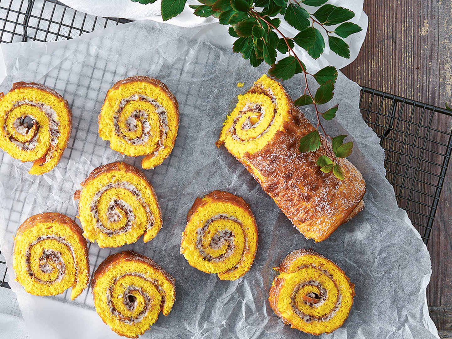 Saffransrulltårta med apelsinchokladfyllning