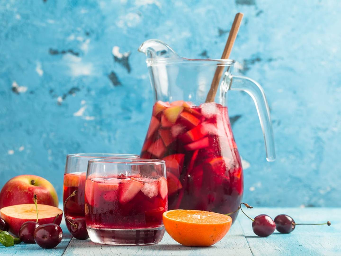 Sangria i karaff med två glas