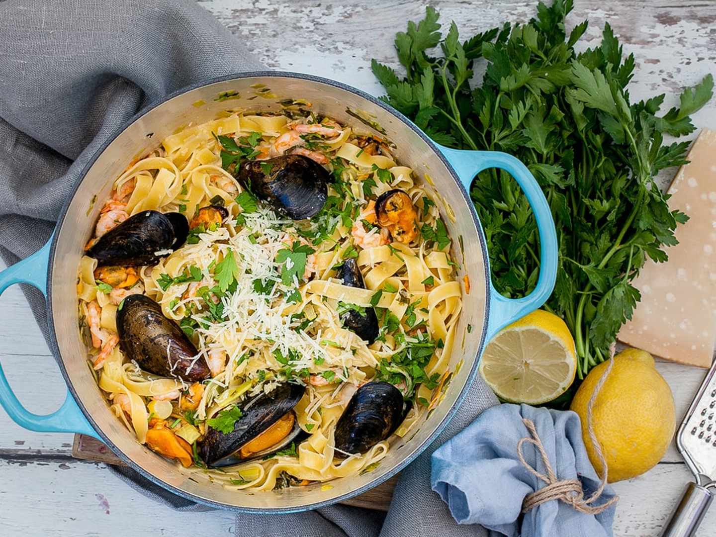 Skaldjurspasta med blåmusslor och räkor i krämig sås.