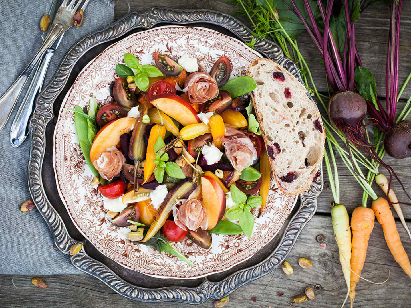 Skördesallad på säsongens rotsaker