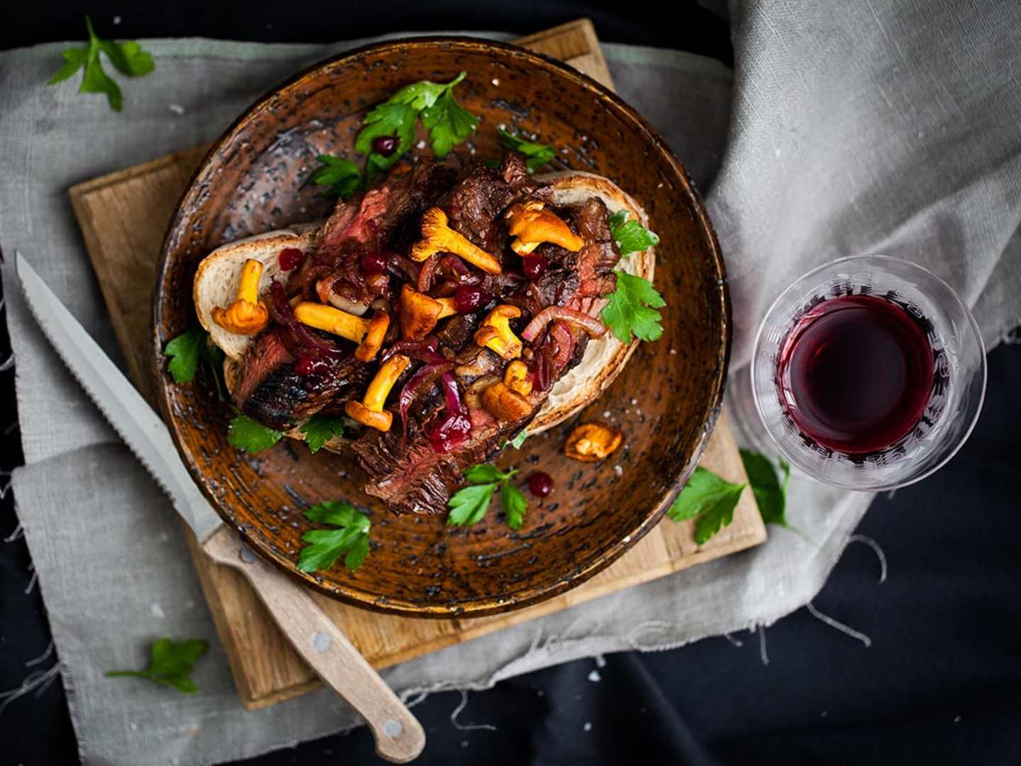 Lyxig smörgås med örtsmör, flankstek och kantareller