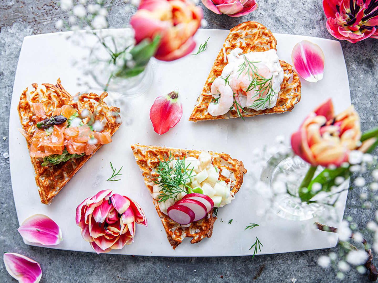 Snittar till cava - Halloumivåfflor med tre matiga toppings