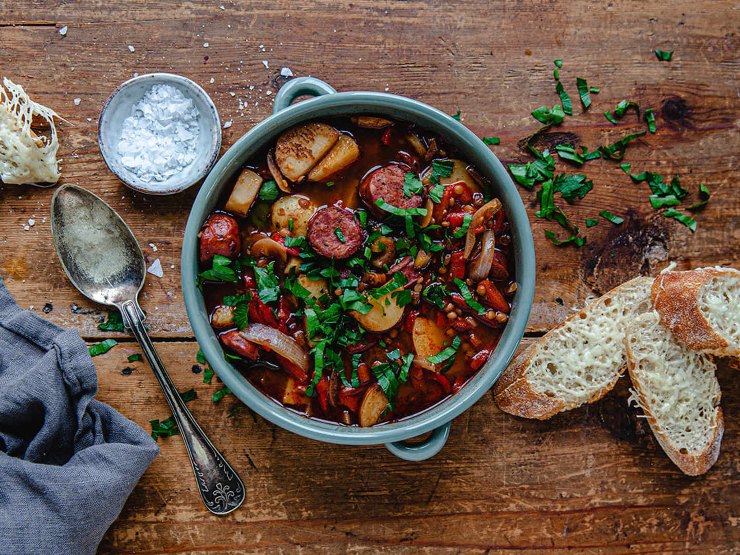 spansk gryta med manchegotoast på träbord