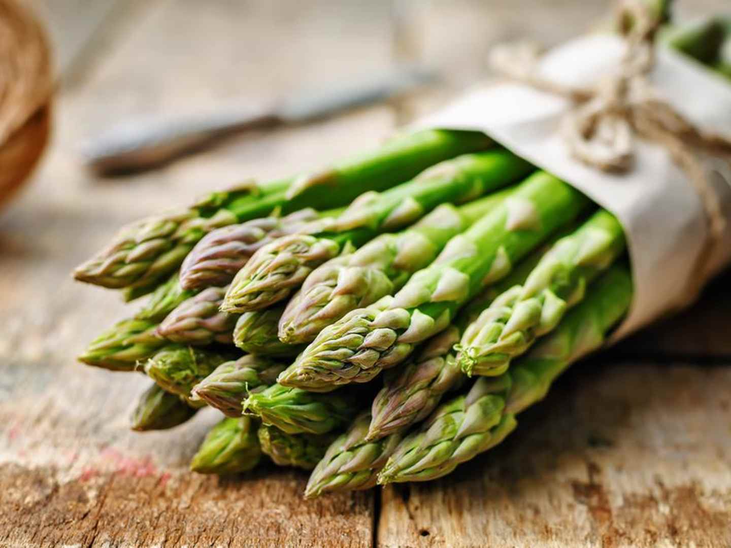 Sparris på ett träbord.