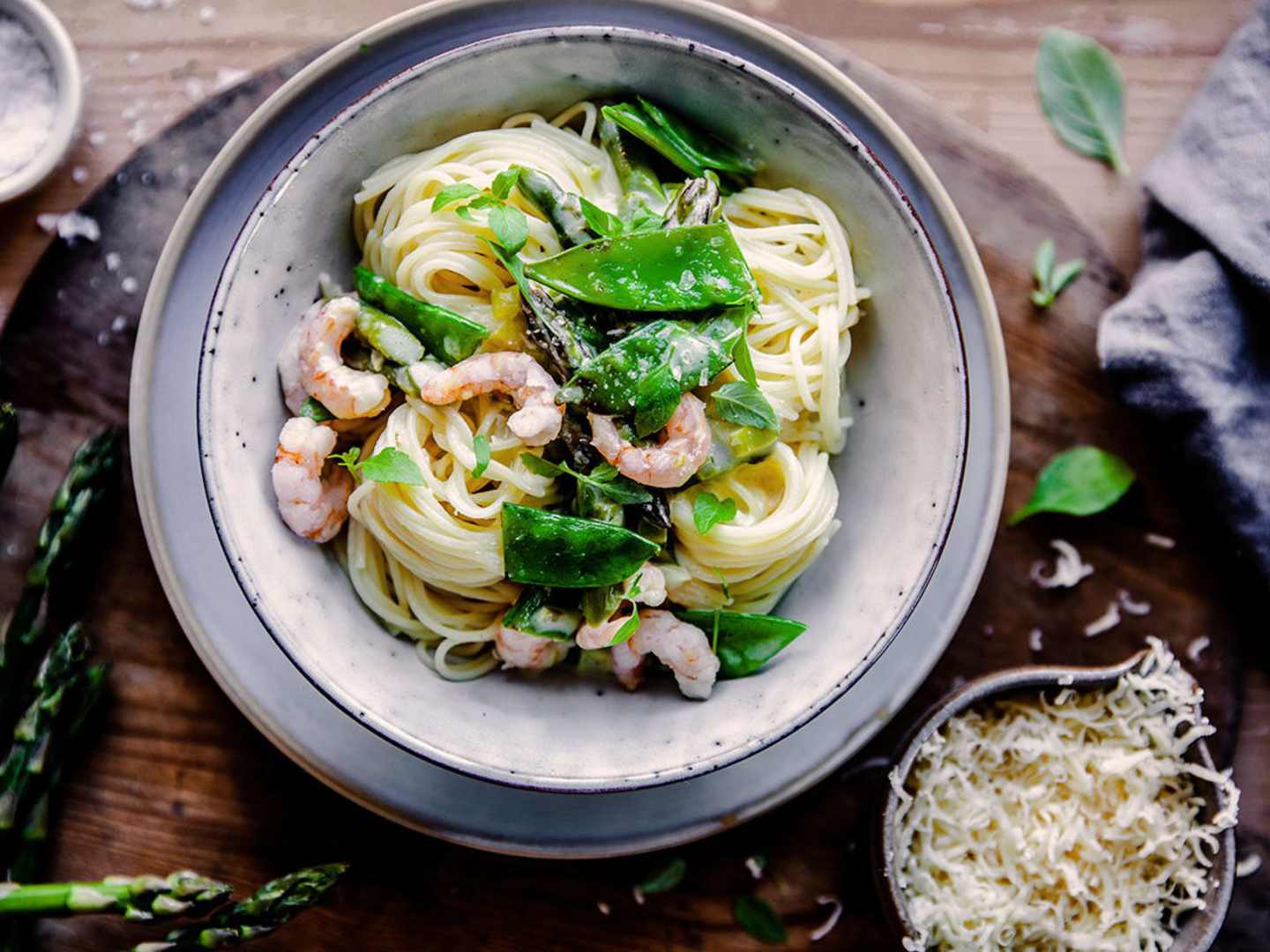 Pasta med sparris och räkor