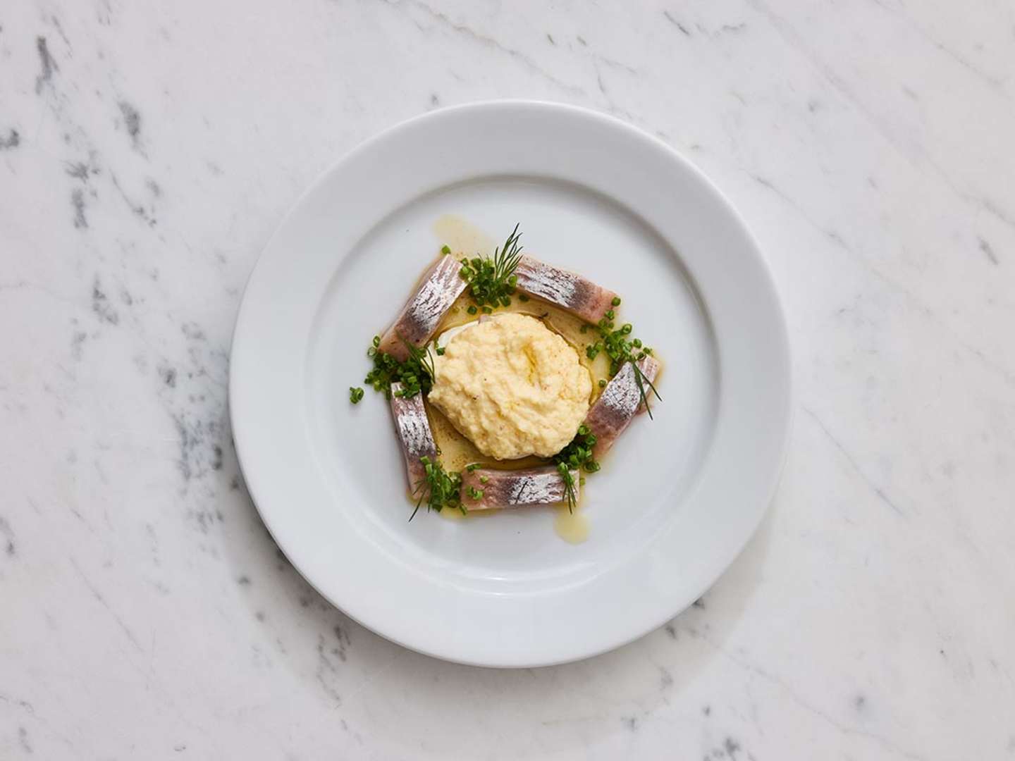 Äggcrème, matjesill och gräslök