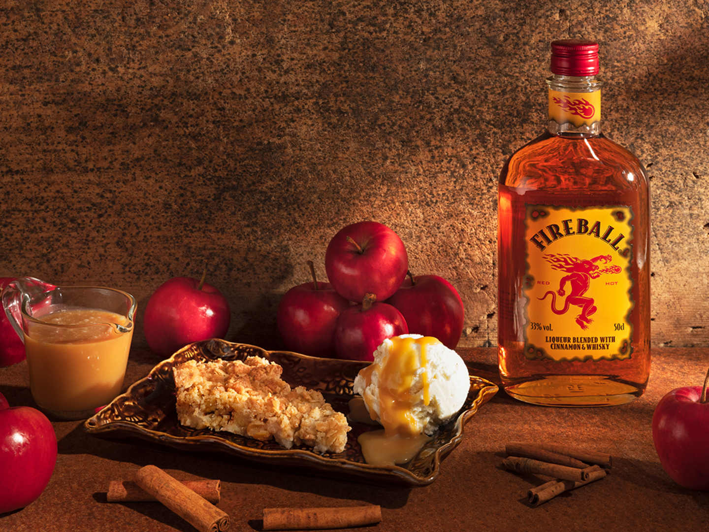 Äppelpaj med salt kolasås och vaniljglass