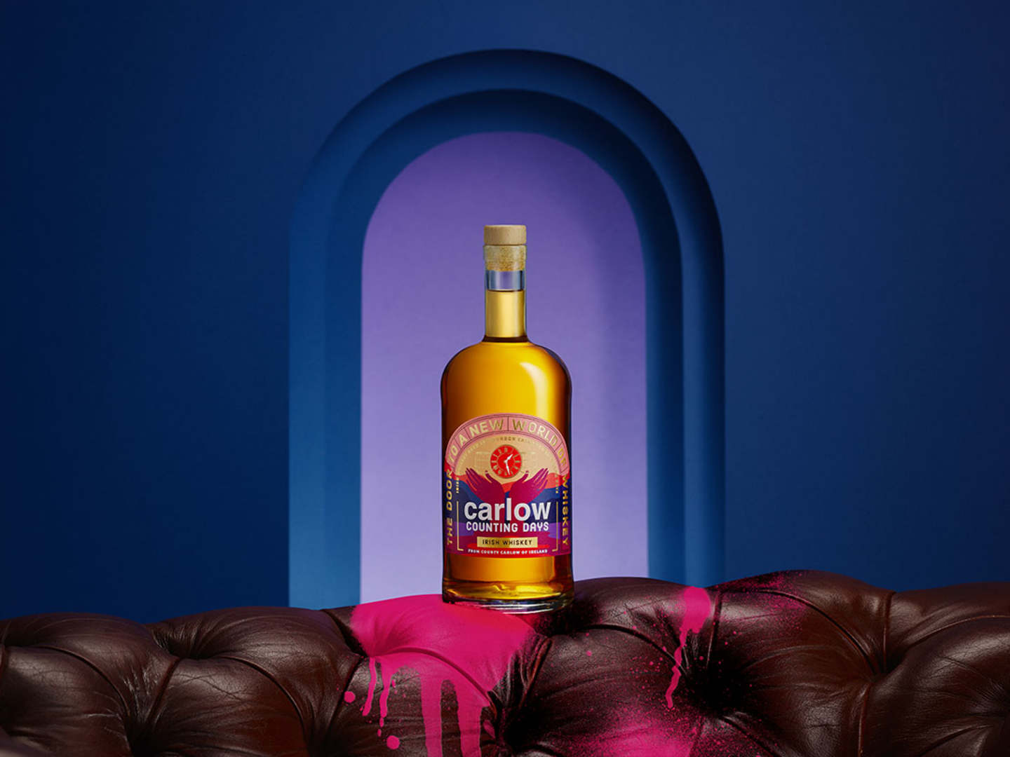 Carlow Counting Days Irish Whiskey på skinnsoffa