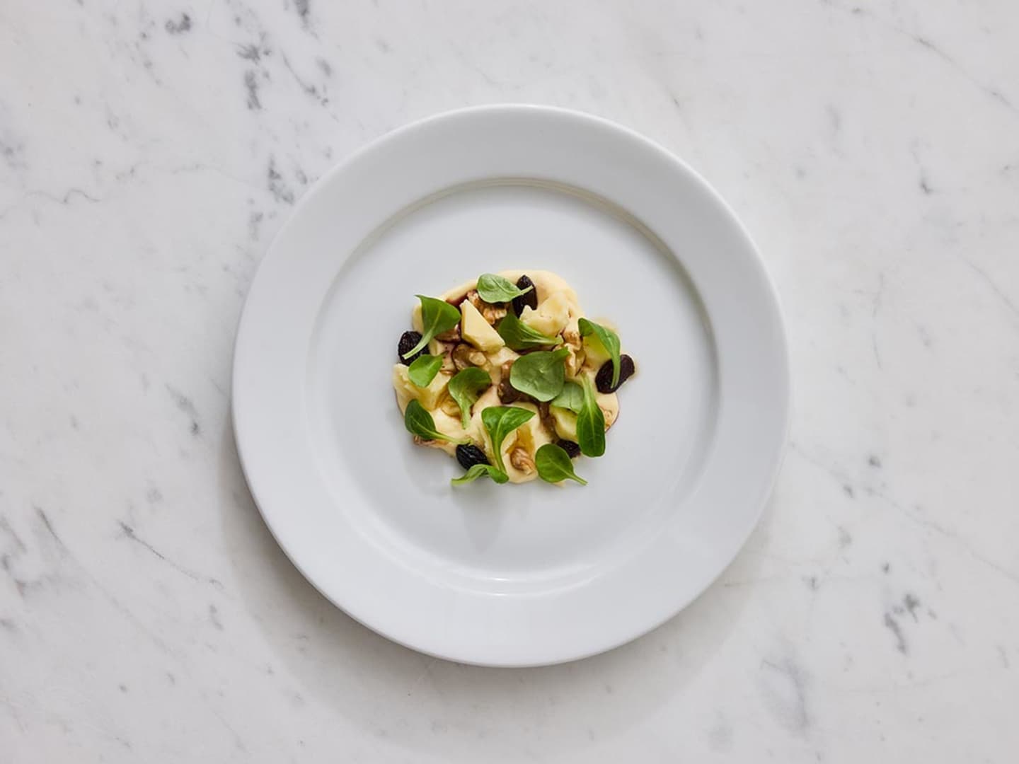 Cheddarostcreme med korinter i portvin och valnötter