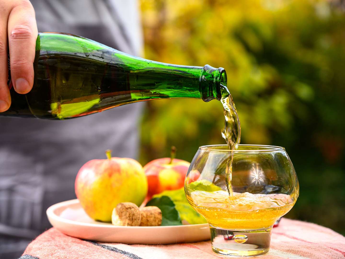 Cider som hälls upp i glas