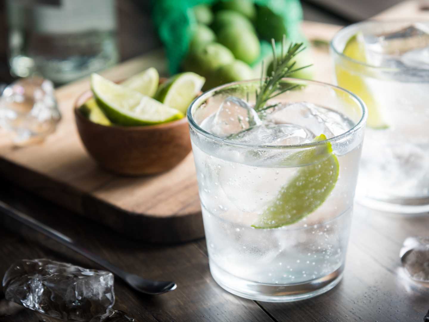 Två glas Gin with(out) Tonic med limeklyfta