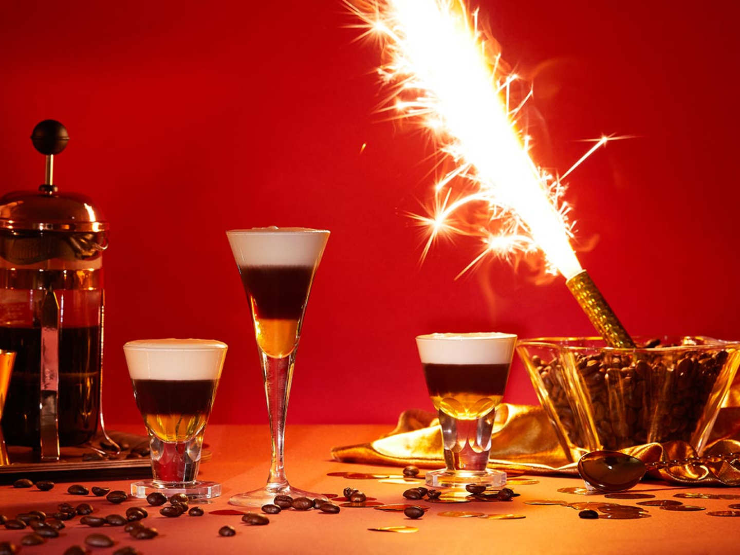 Hot Shots mot röd bakgrund 