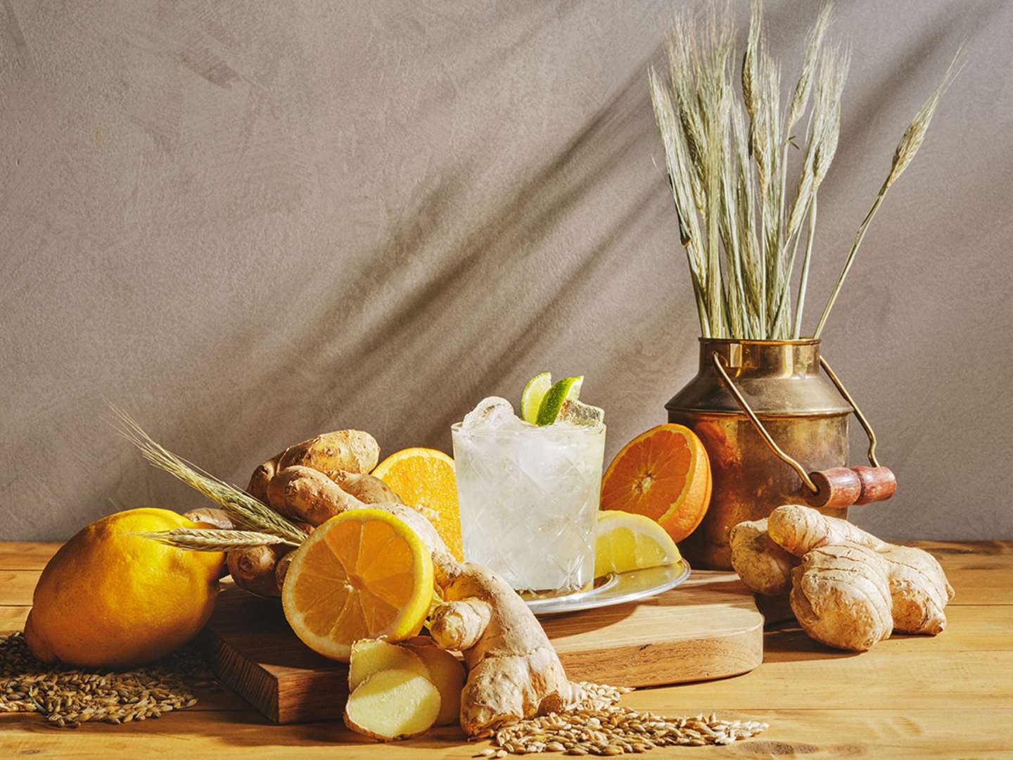 Koskenkorva Ginger Flower med vete, ingefära och citron i bakgrund