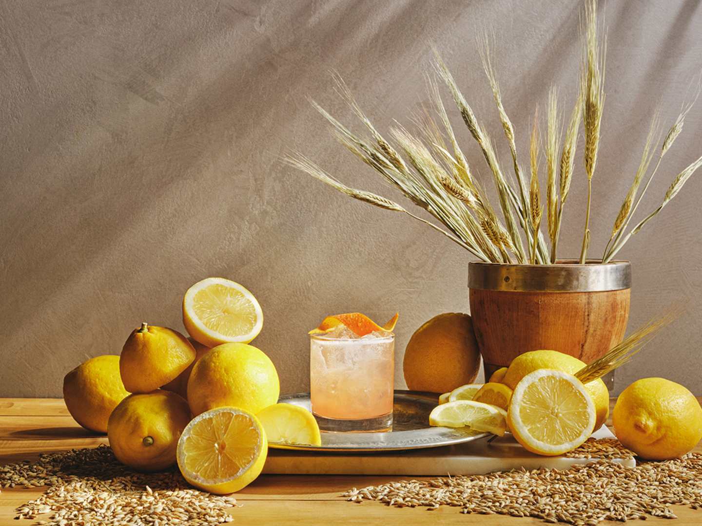 Pink Lemon med citroner och vete i bakgrund