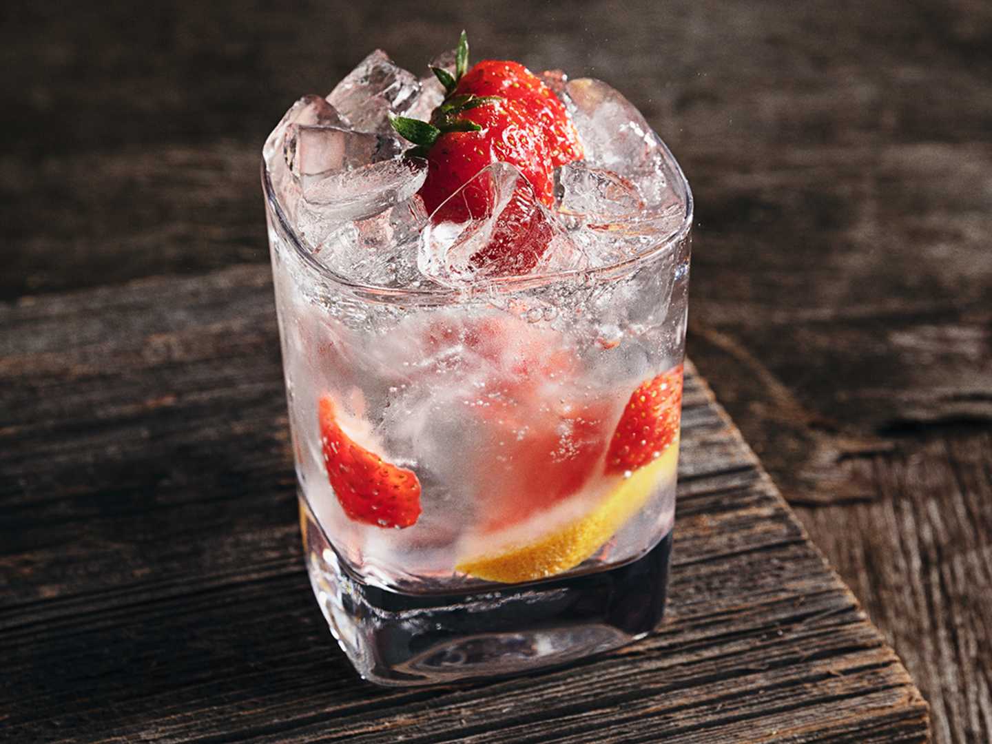 Vodka Soda med grapefrukt och jordgubb