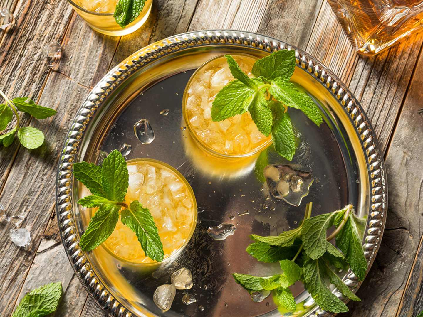 Gula sommardrinkar med mynta