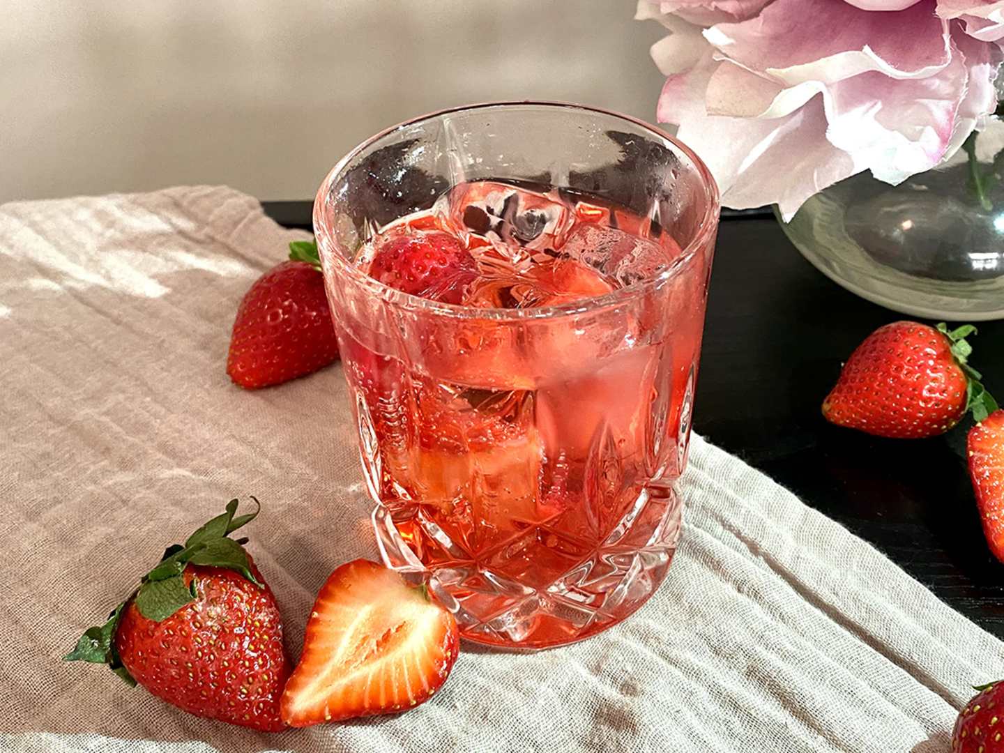 Strawberry Collins på träbord