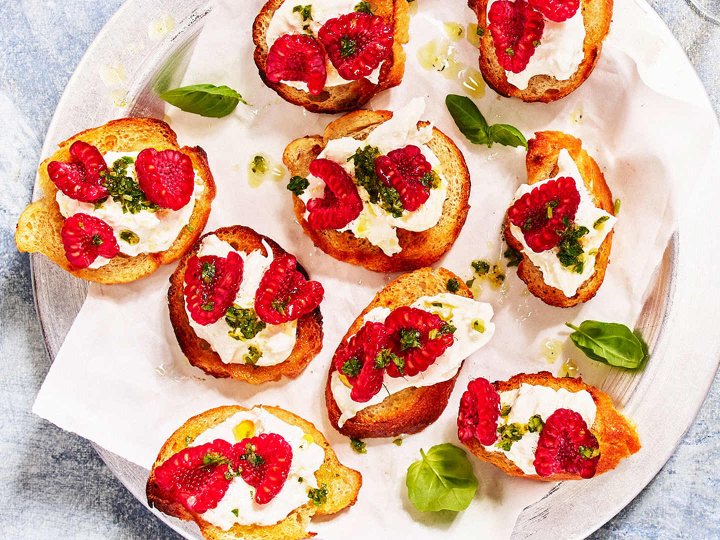 Crostini med krämig burrata, hallon och örtolja