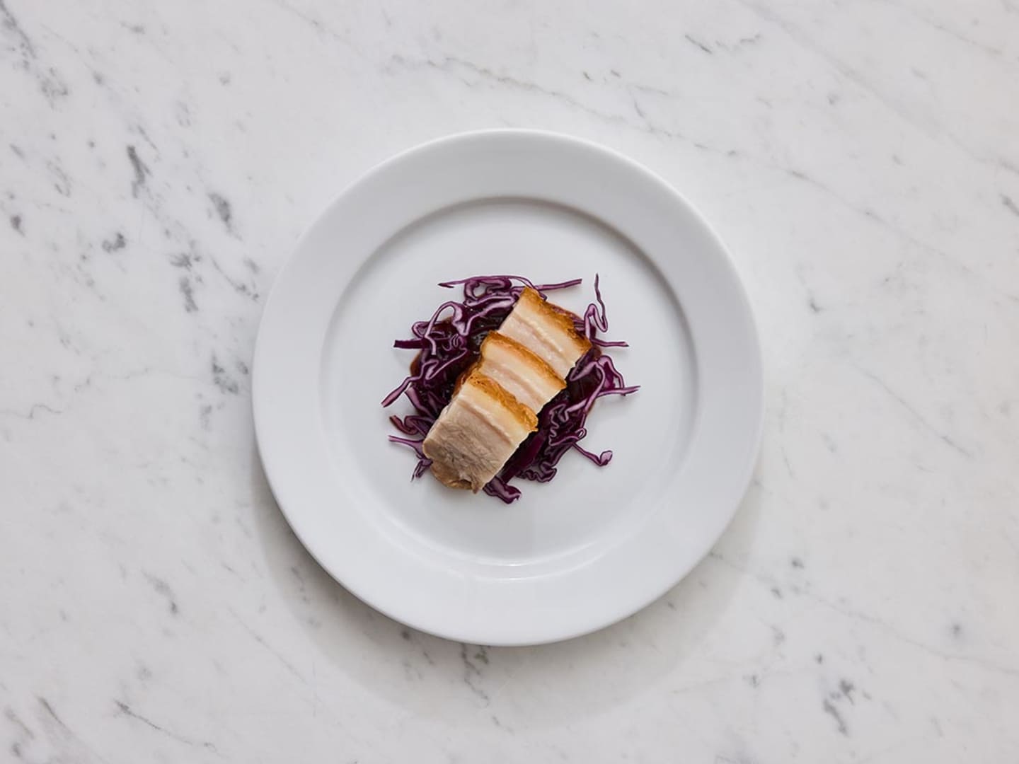 Fläsksida med plommon och apelsin