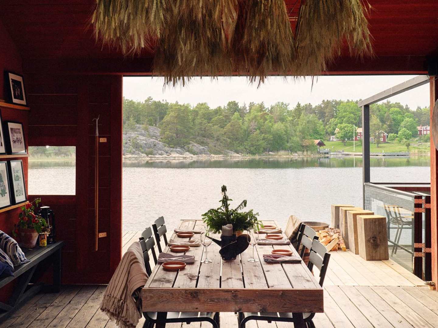 Dukat bord med utsikt på restaurang Harö Natur