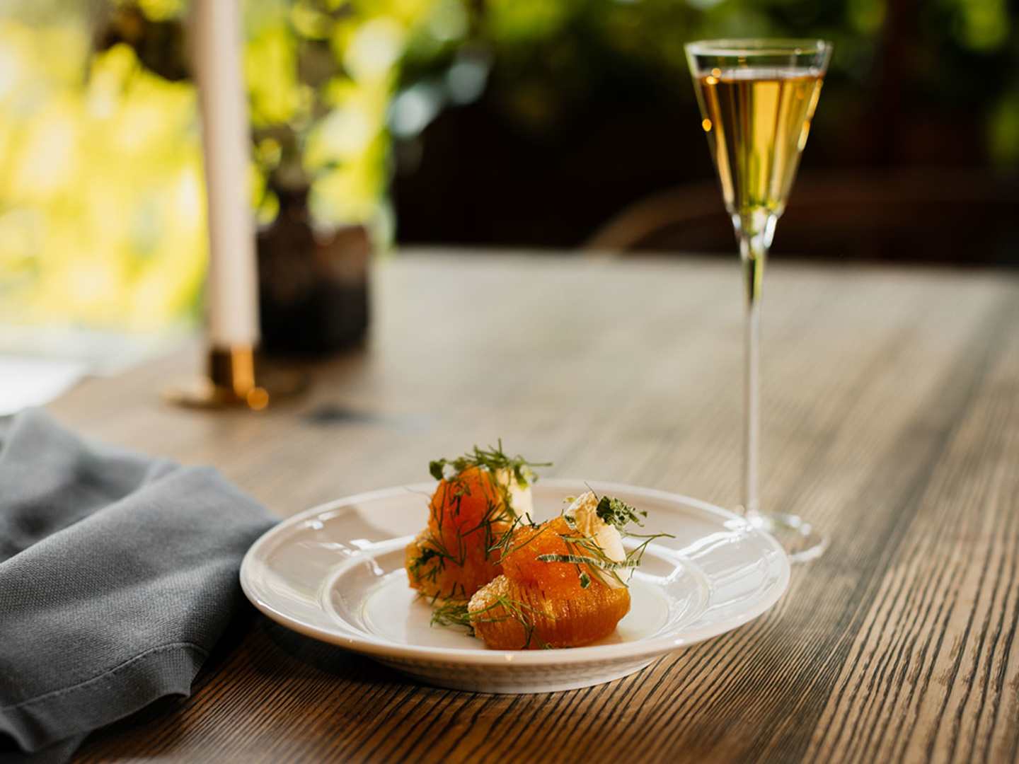 Krispig hasselbackspotatis med löjrom och smetana