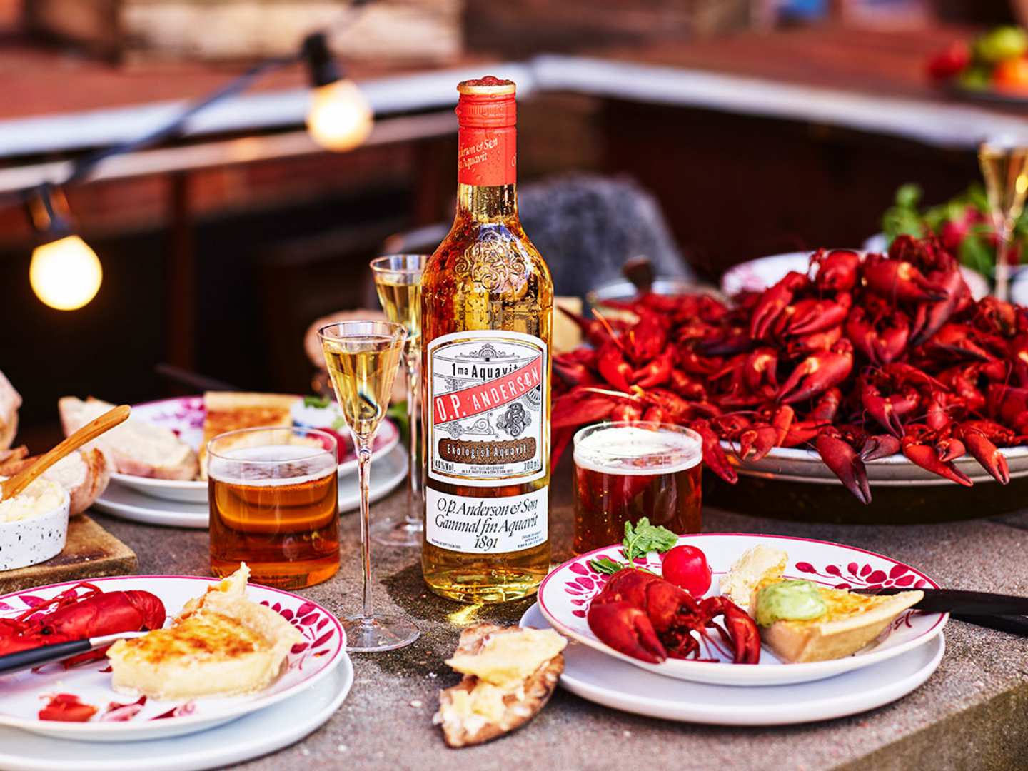 Kräftskiva med snaps och kräftor