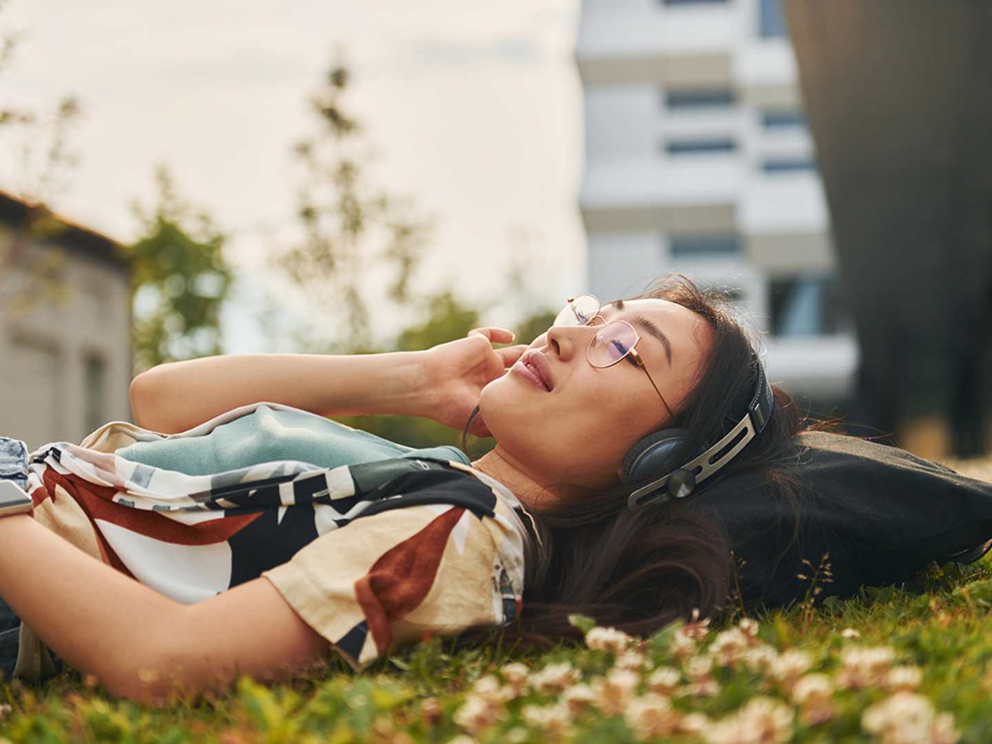 Kvinna som lyssnar på podcast