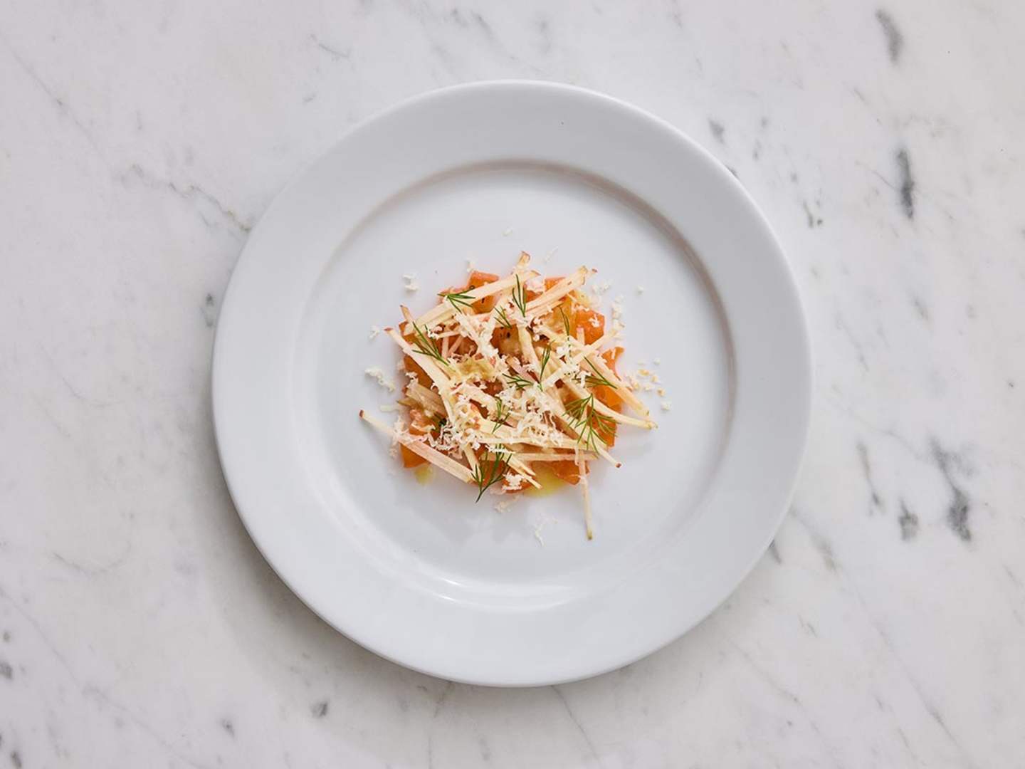 Laxtartar med äpple, senap och pepparrot