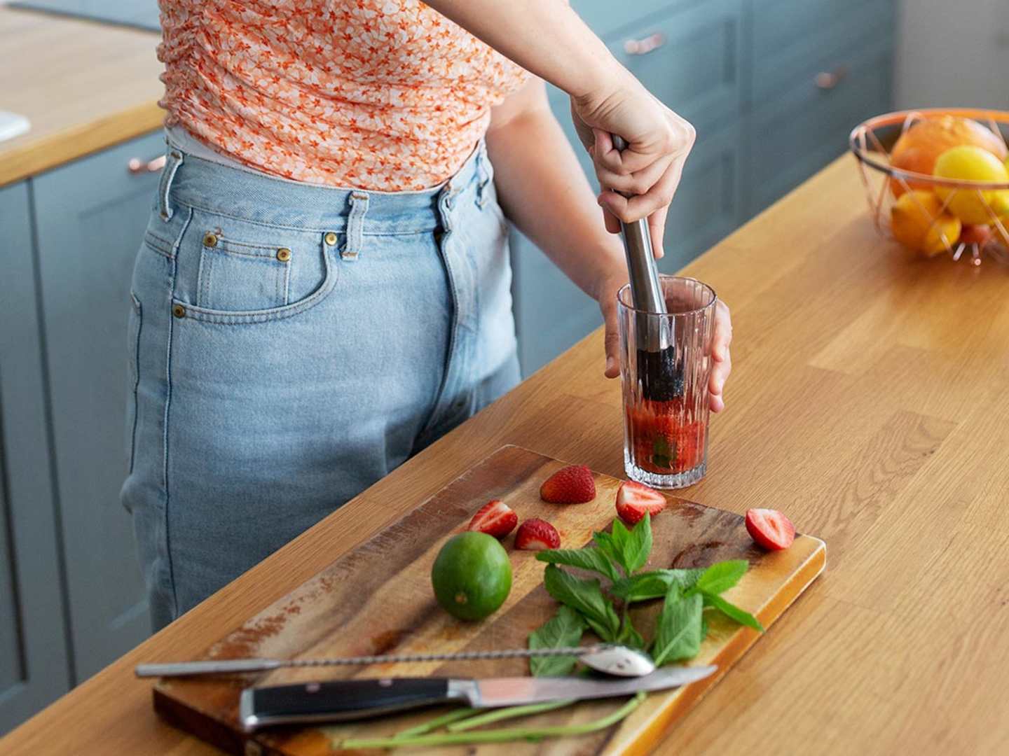 Muddla frukt och bär till drinkar 