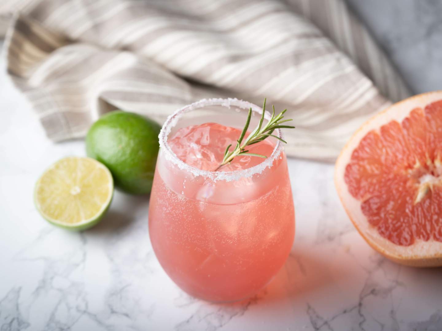 Paloma med en halv grapefrukt och lime på marmorbord